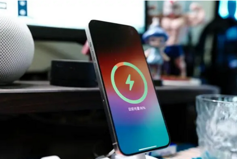 即墨苹果15换屏服务分享用什么充电器给iPhone15充电更好 